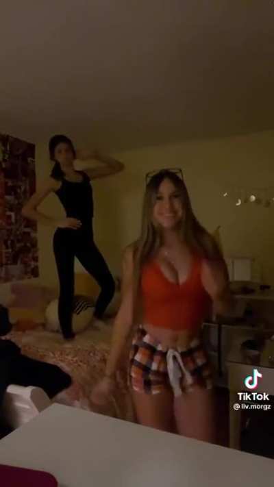 Which Sister Is Hotter?