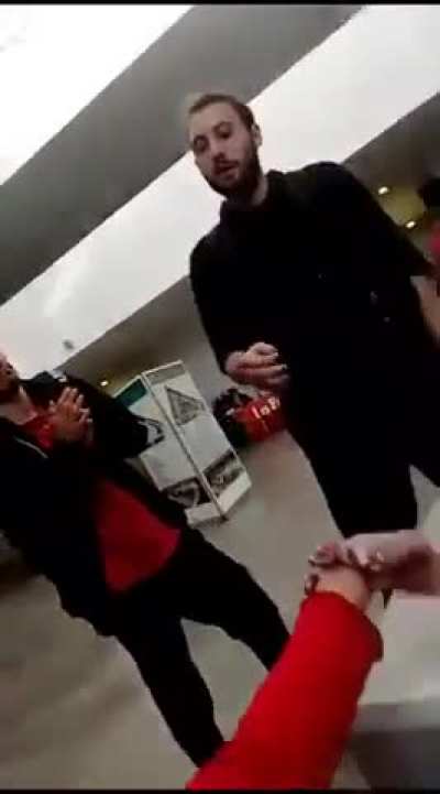 En este momento en la facultad de Informática de la Universidad Nacional de La Plata dos estudiantes de izquierda fueron a patotear a estudiantes de La Libertad Avanza. Declarando estar a favor de usar la violencia física contra los que piensan distinto.