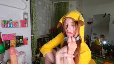 E girl sucks her toes