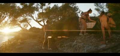 Lola Favre, P&eacute;n&eacute;lope Avril, Anna Carraud, Jonathan Foussadier, Louise Bourgoin (nn) - Le M&eacute;dium (FR2023) - groupe de naturistes en chemin