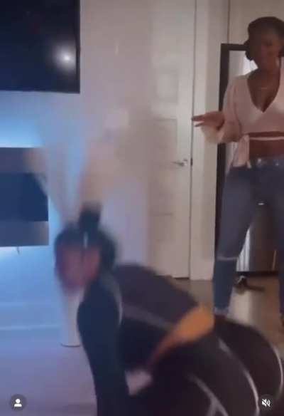 Queen Does The Splits