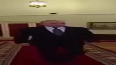Ebabil onu yiyen kediyi i&ccedil;ten yiyerek dışarı &ccedil;ıktıktan sonra burdur sokaklarına giriş yapıyor: