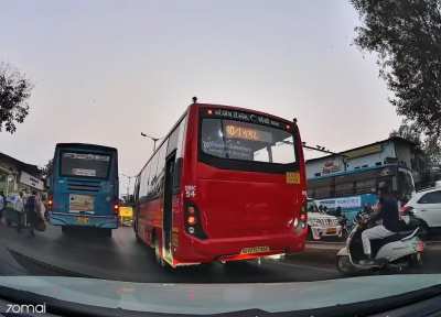 [India] Biker squeezes through between car and bus from left dangerously