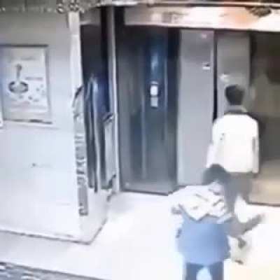 Homem destroi por de elevador e &eacute; imediatamente castigado.