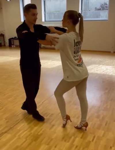 Wenigstens ihr Tanzpartner versorgt uns mit qualitativ hochwertigen Stuff&hellip;