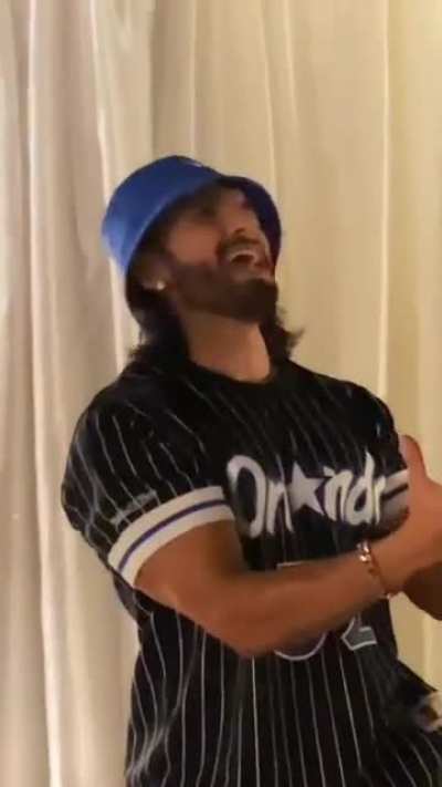 here's Shaquille O'neal doing khalibali with Ranveer Singh. What do y'all think 🤧 is it cringe??