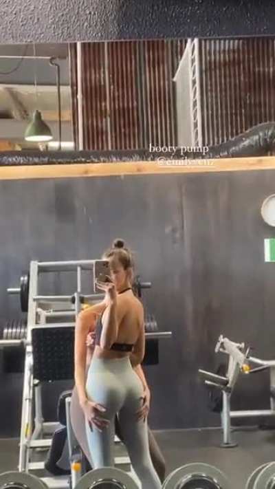 Grabbing 🍑
