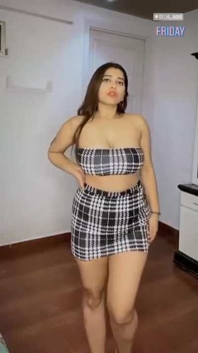 Rate that outfit & that body ! [Video]