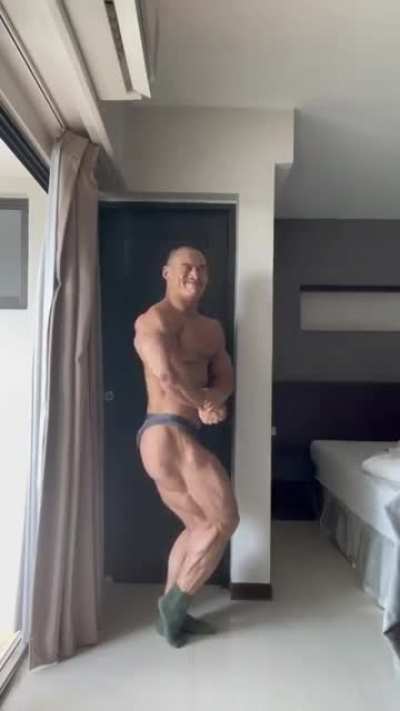 One of the smallest waists and impressive physiques I&rsquo;ve seen in awhile