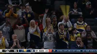 [Highlight] Lance Stephenson checks into the game to a standing ovation