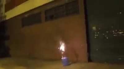 Alguem acende fogo de artificio que explode em pr&eacute;dio