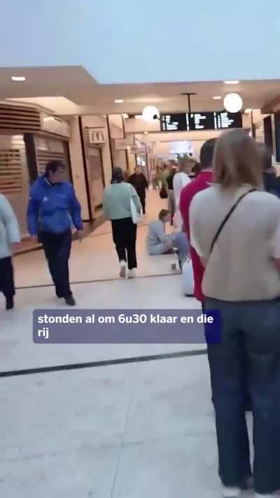 Pommelien Thijs - Signeersessie - @Insta Nieuwsblad