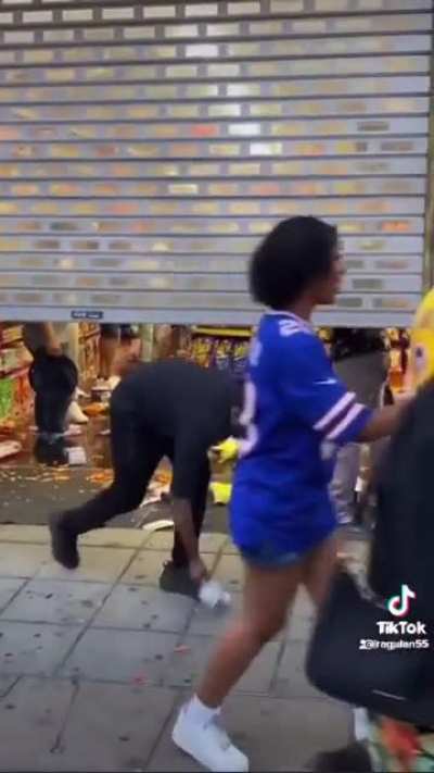 Mass looting in London