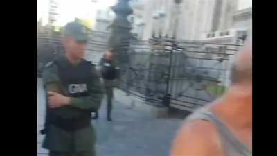 El 1970 un revolucionario, tomaba las armas y se enfrentaba al poderío del ejército nacional, si era atrapado, siempre llevaba una pastilla de cianuro con él. 50 años después, la payasa filomena tiene un ataque de esquizofrenia porque su cartel en lenguaj