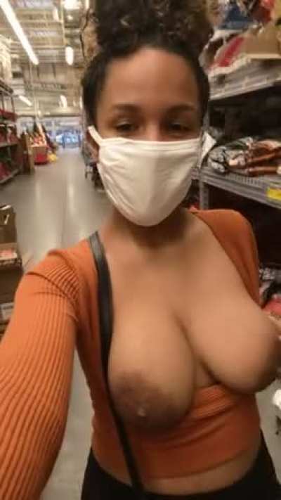 Public mommy milkers are the best mommy milkers