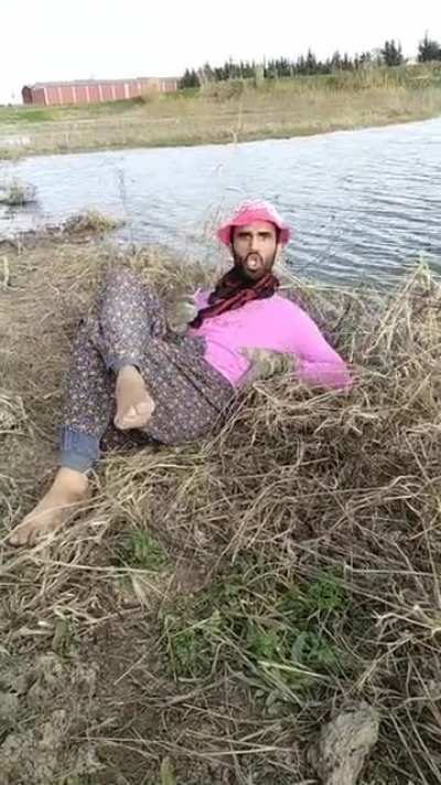 Senin g&ouml;t&uuml; ne salıncak kurup kaydıraktan yarramı sokum orospu &ccedil;ocuğu, bu nedir amk. İlla &uuml;lkeyi mi terk edelim.