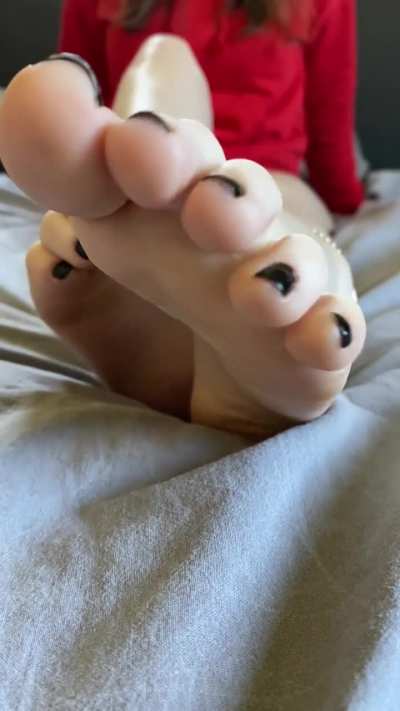I&lsquo;ll either make you fall in love or fall asleep with my perfect feet❤️🤭