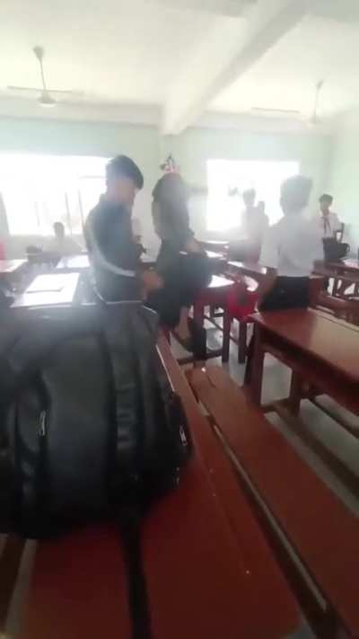 học đường trở th&agrave;nh nơi r&egrave;n v&otilde; 😰😰 to&agrave;n h&egrave;n chơi hội đồng n&oacute; m&agrave; thủ dao th&igrave; thổ huyết c&oacute; ng&agrave;y