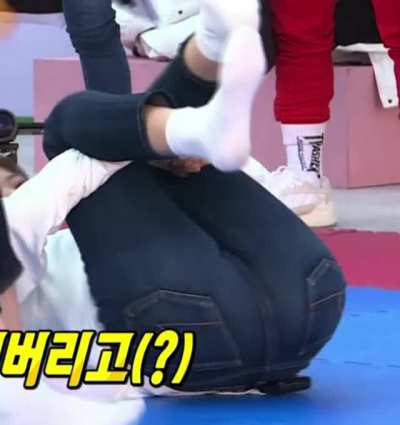 Jeongyeon - jeans, white hoodie, 181202, IPTV