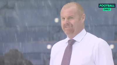 [Football Daily] Sean Dyche admiring the snowy Turf Moor pitch in just a white shirt