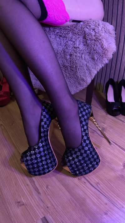 I love the Combination of these heels and the nylons