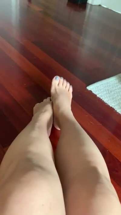 Chilling in my living room showing off my feet 👣