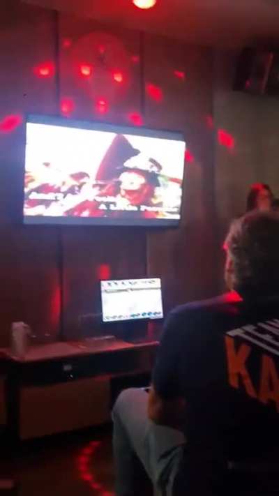 Singing &ldquo;What&rsquo;s Up&rdquo; karaoke at the Sic wrap party
