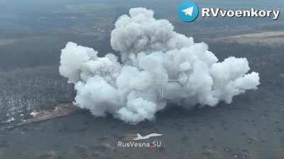 ru pov: Ukrainian position under Russian TOS-1 heavy flamethrower fire - Liman