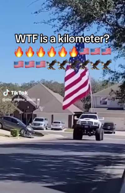 👨🏿&zwj;🦲🐕👈👮&zwj;♂️