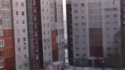 Російськи терористичні війська ведуть вогонь із Градів, поруч із житловими будівлями. Донецьк. Мікрорайон Широкий. 2014 рік. Путін: "Ми будемо стояти за спинами жінок і дітей"