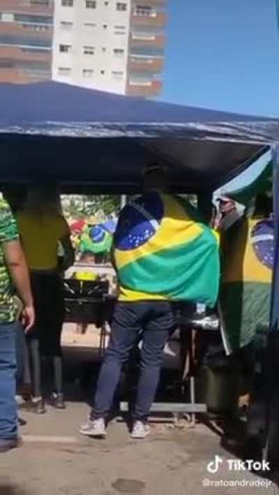 Menino petiscou legal no protesto bolsonarista, tomou coca gelada e tirou onda