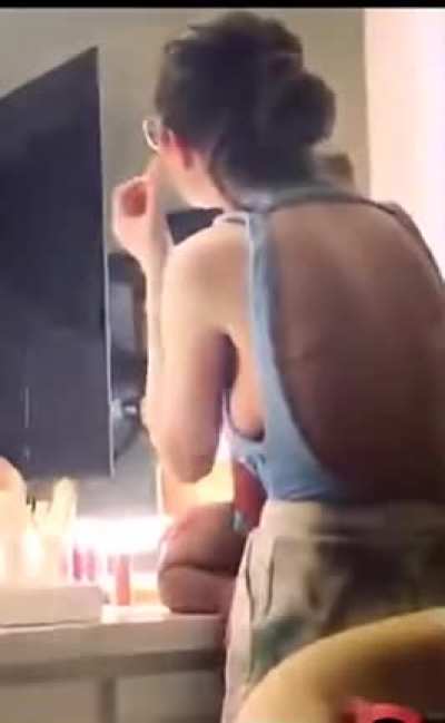Queen&rsquo;s wonderful sideboob