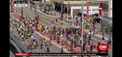 Primeira confus&atilde;o, a partir desse momento a PM come&ccedil;a a retaliar apenas os protestantes contra o governo. e proteger os bolsonaristas. Em outro momento uma bolsonarista provoca opositores com um taco de beisebol, e um PM a escolta de volta e n&atilde;o a desa