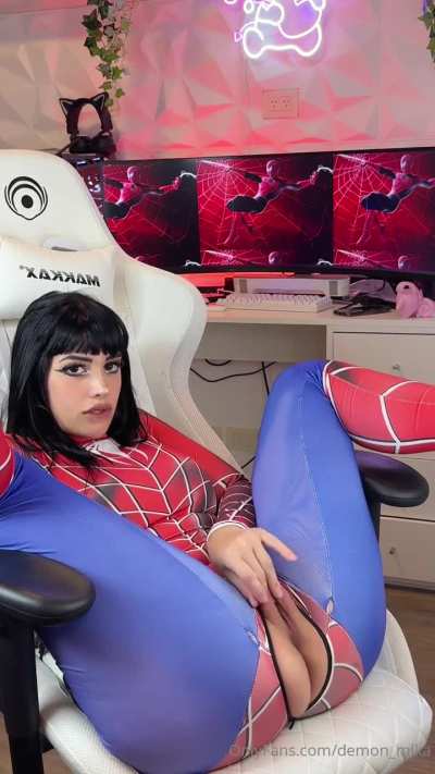 Spiderputa masturb&aacute;ndose