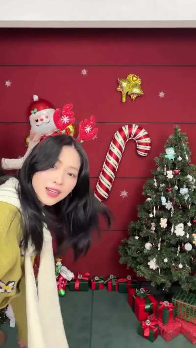 ITZY in jolly holiday mood! 🎄🎅🎁💃💖