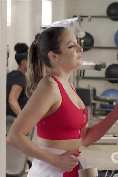 Liz Gillies