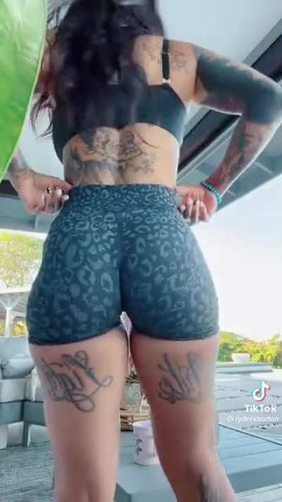 Any booty lovers ?