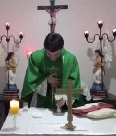 a verdadeira provação do padre é segurar o riso na live