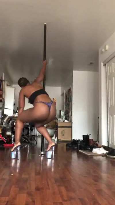 Wanted to focus on dancing with the pole instead of tricks is this freestyle:)