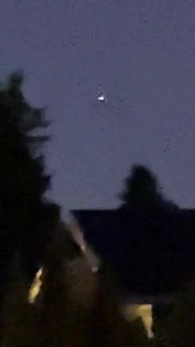 Light Orb UFO recorded in Vancouver, Canada few minutes ago on June 18th at 10:40pm 🛸🛸🛸🔅🔅<wbr>🔅
