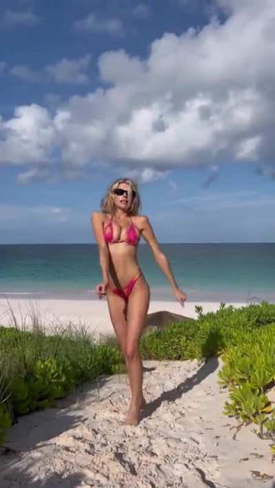 Charlotte Mckinney 