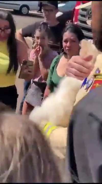 Uma mulher deixou o cachorro trancado dentro de um carro estacionado no sol, por mais de uma hora, no Paran&aacute;.