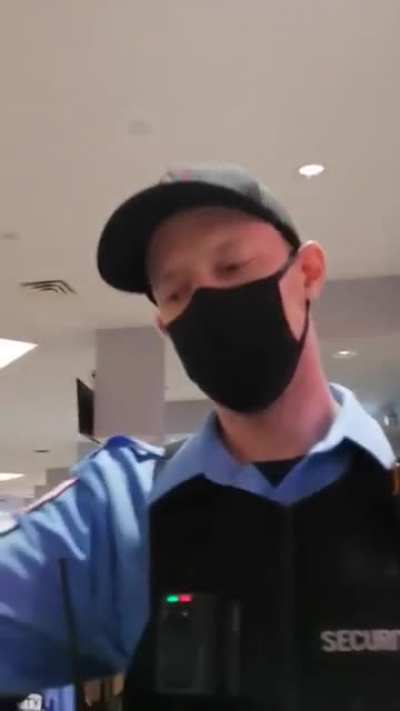 Anti-vaxxer (Karen) gets kicked out of mall and security handles it like a boss.