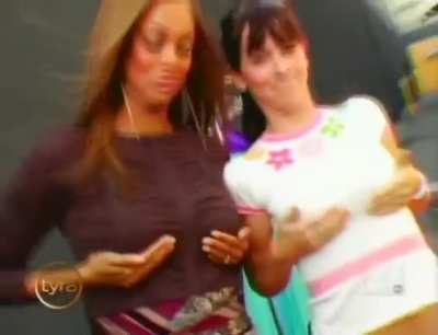 Tyra Banks and Jennifer Love Hewitt