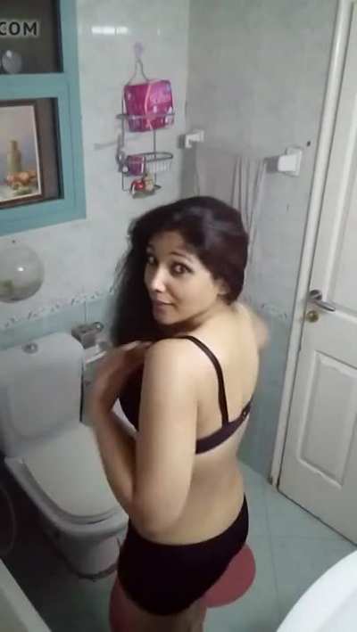 Indian Aunty Got Embarrassed Doing a Strip Tease