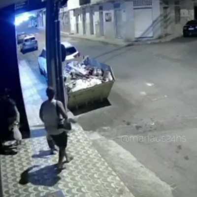 Ningu&eacute;m sabe porque ele desistiu.