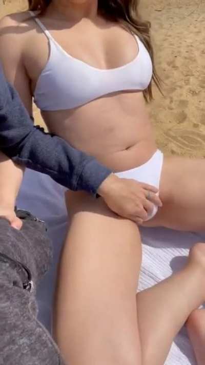 When there’s people walking down the beach and your man says he won’t stop until you cum 🙊 [gif] [u/Ge<wbr>latoS<wbr>unris<wbr>e]
