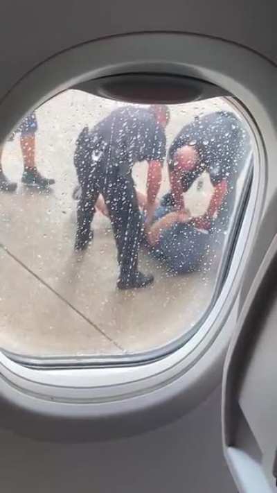 Don&rsquo;t scream at flight attendants over having to wear a mask, or this could be you!