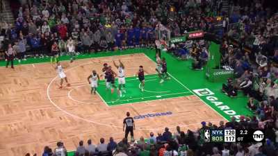 [Highlight] Jalen Brunson with the huge block to give the Knicks the overtime win!