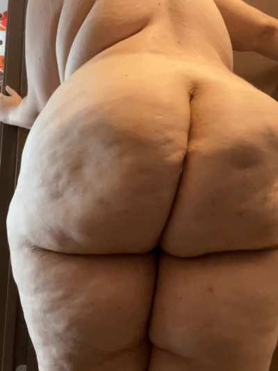 Jiggly cheeks 😈